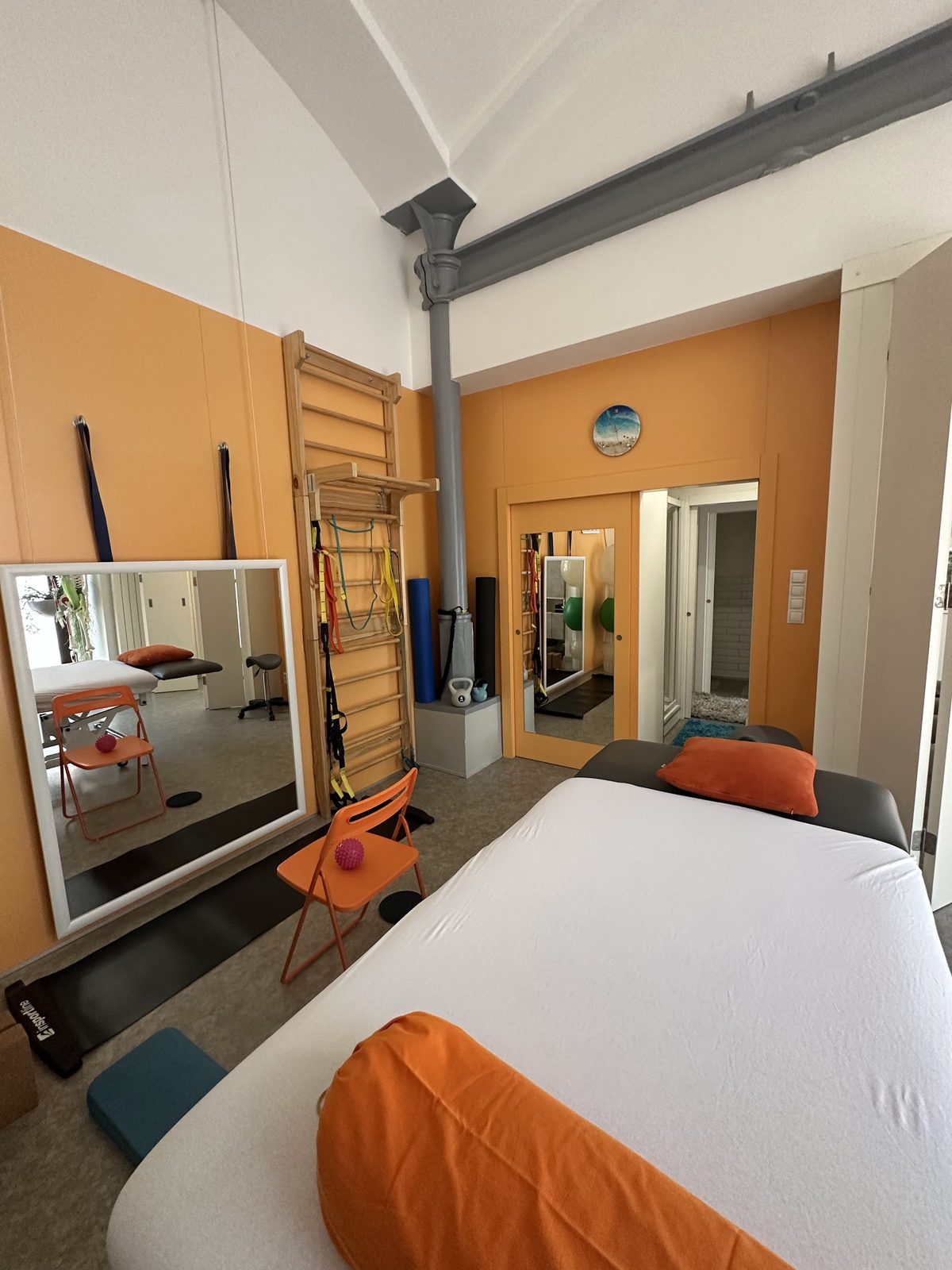 Terapeutická místnost s lehátkem, žebřinami a zrcadlem