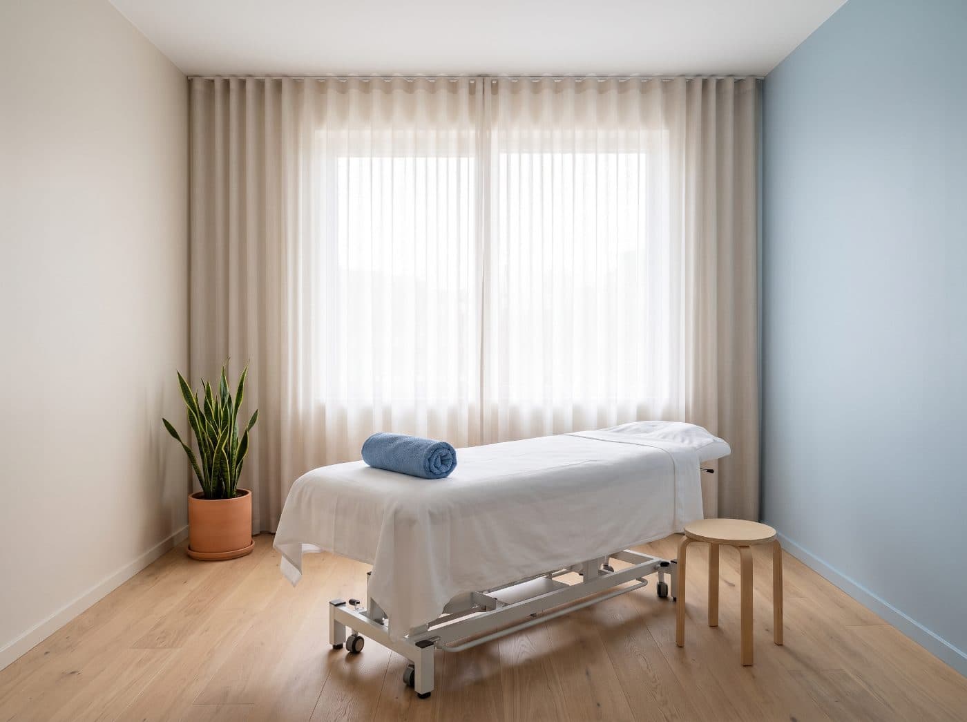 Terapeutická místnost s lehátkem a denním světlem